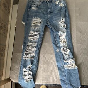American Eagle Mom Jeans
Tons of rips
Size 6
Great condition